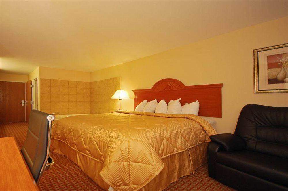 Отель Super 8 By Wyndham Great Bend Номер фото
